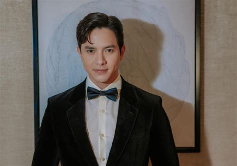Alden Richards sings 'Bakit Ngayon Ka Lang' at .